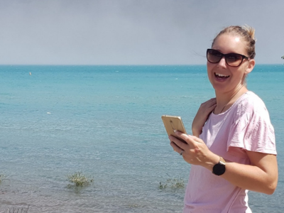 Melissa working remotely on her phone while traveling, showcasing the digital nomad lifestyle