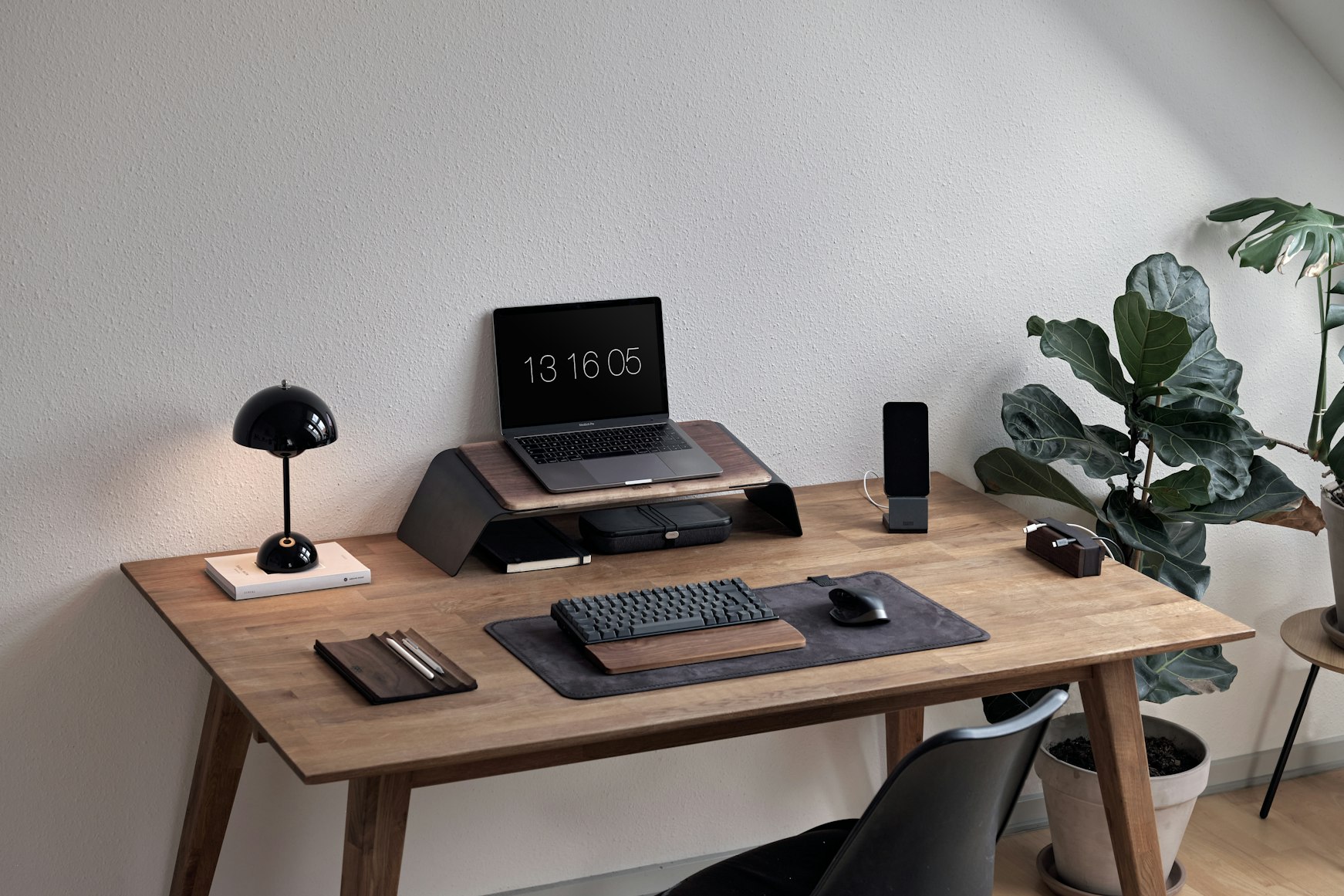 Flexible workspace setup while traveling with family